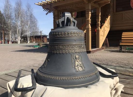 Установка колокола на звоннице храма во имя всех святых, в земле Сибирской просиявших